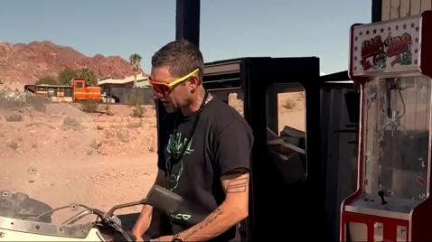 Девицу трахает в задницу ее сосед