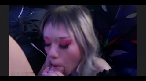 Младшая сестра брату делает минет