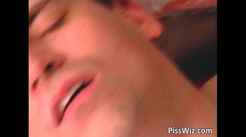 Женщина в возрасте писает на мужика