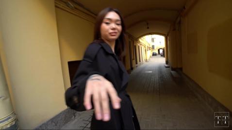 Азиатка пришла к любовнику и делает ему минет