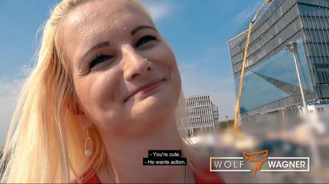 Блондинка немецкому мужчине делает минет