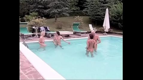 Парни с девчатами устроили на улице возле бассейна оргию ребята трахают девчат в задницу и дают сделать минет