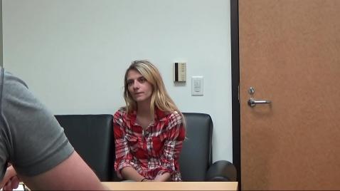 Мужчина за столом общается с блондинкой