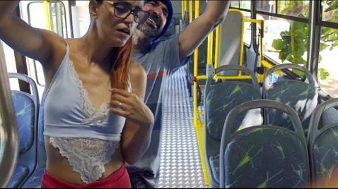 В автобусе мужчина стоя трахает молодую брюнетку в анал