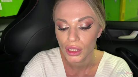 Одетая блондиночка гуляет на улице