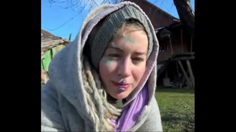 Блондиночка на улице гуляет в теплом пальто