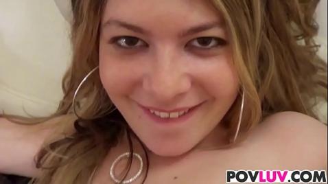 Голая девушка моет легковую машину