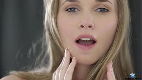 Красотка мастурбирует и обильно кончает