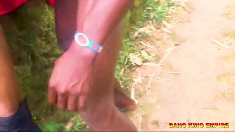 Негр на улице трахает в анал свою жену