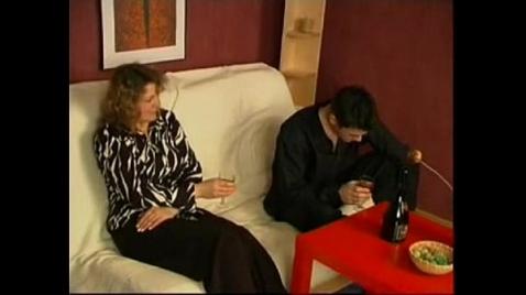 Русский парень соблазнил свою зрелую соседку