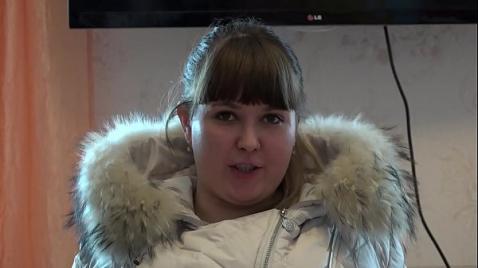 Толстушка в пуховике играет с чёрным фаллосом