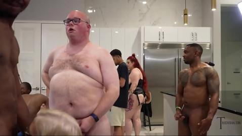 Парни устроили оргию с толстушками