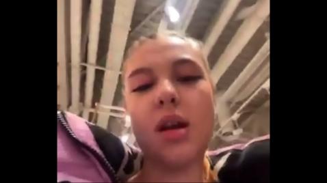 Юная девченка пришла домой и стала переодеваться